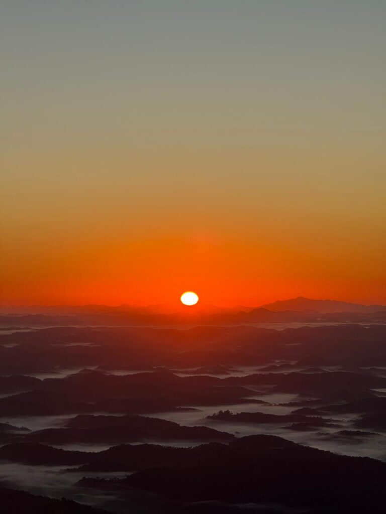 Nascer do sol nas serras de Ibitipoca: por que a luz da manhã transforma a paisagem